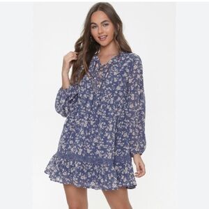 Forever 21 Floral Print Woven Drees Blue Cream Long Sleeve Size Medium. NWT